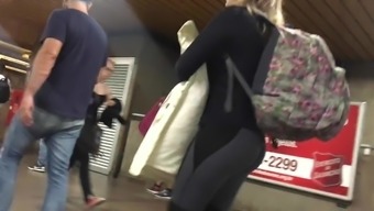 Gostosa De Legging Voltando Pra Casa
