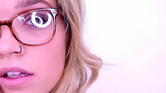 Kinky Blonde Gives Super Blowjob In Studio