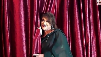 Naughty Aunty In Saree