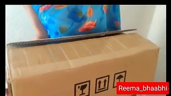 Reema Bhabhi Courier Wale Se Chudi 